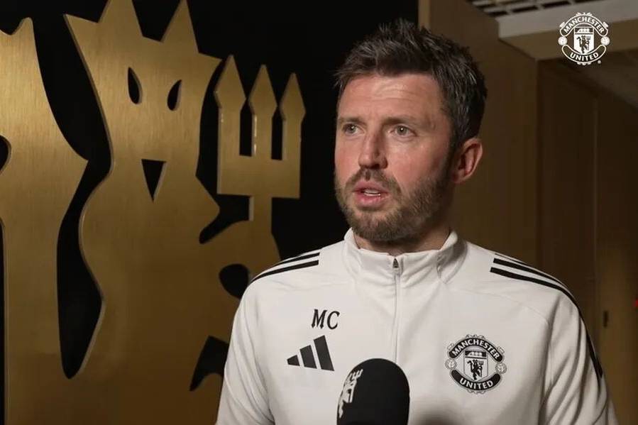 卡里克谈转正前景，改变曼联训练计划！战热刺更衣室为球迷剪发而战